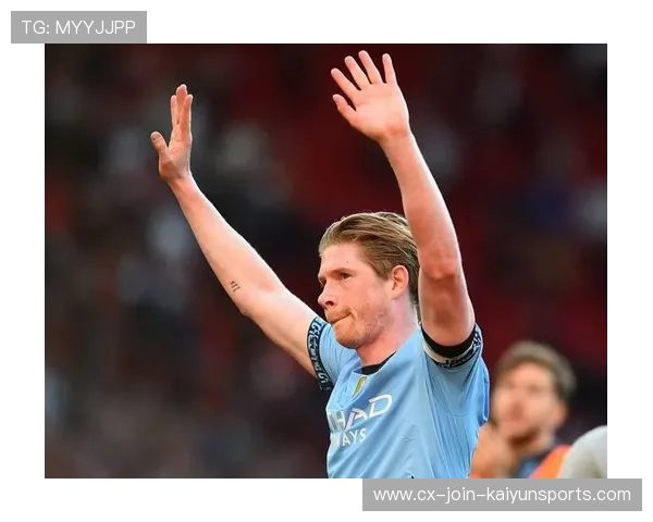 德布劳内外脚背直塞，曼城一脚把防线切开